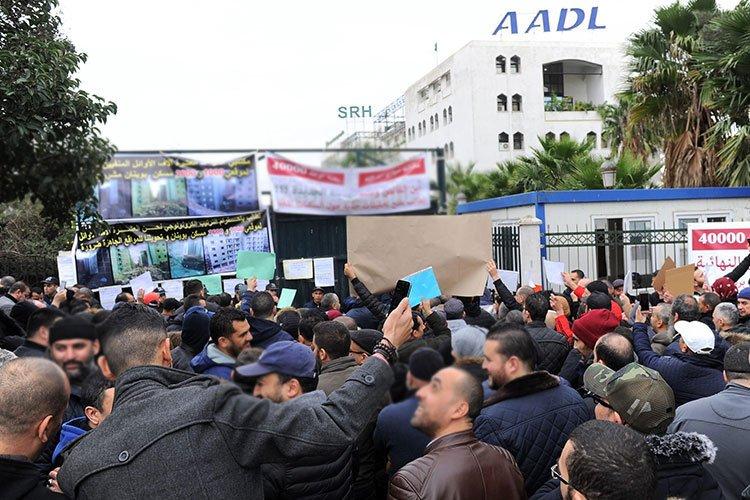 أصحاب الطعون والملفات المقبولة بـ “عدل 2” يحتجون أصحاب الطعون والملفات المقبولة بـ “عدل 2” يحتجون