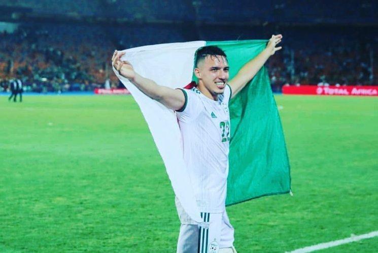 بن ناصر قبل مباراة الكاميرون.. سنشرف قميص المنتخب الجزائري بن ناصر قبل مباراة الكاميرون.. سنشرف قميص المنتخب الجزائري