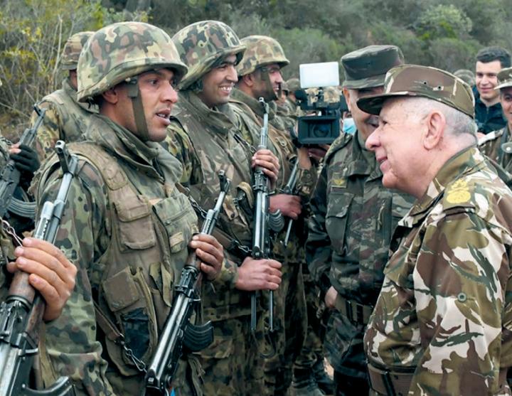 مجلة الجيش: الإرهاب والخيانة وجهان لعملة واحدة مجلة الجيش: الإرهاب والخيانة وجهان لعملة واحدة