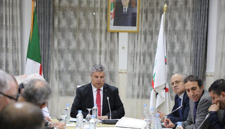 عمارة يُريد البقاء و”يُناور” بِبيان يلفّه كثير من الغموض عمارة يُريد البقاء و”يُناور” بِبيان يلفّه كثير من الغموض