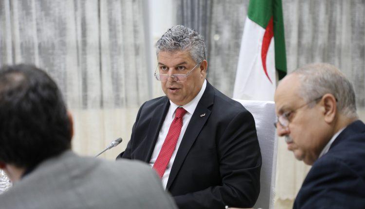 رئيس الفاف يُوزّع “حلوى العيد” مُبكّرا على الأندية الهاوية رئيس الفاف يُوزّع “حلوى العيد” مُبكّرا على الأندية الهاوية