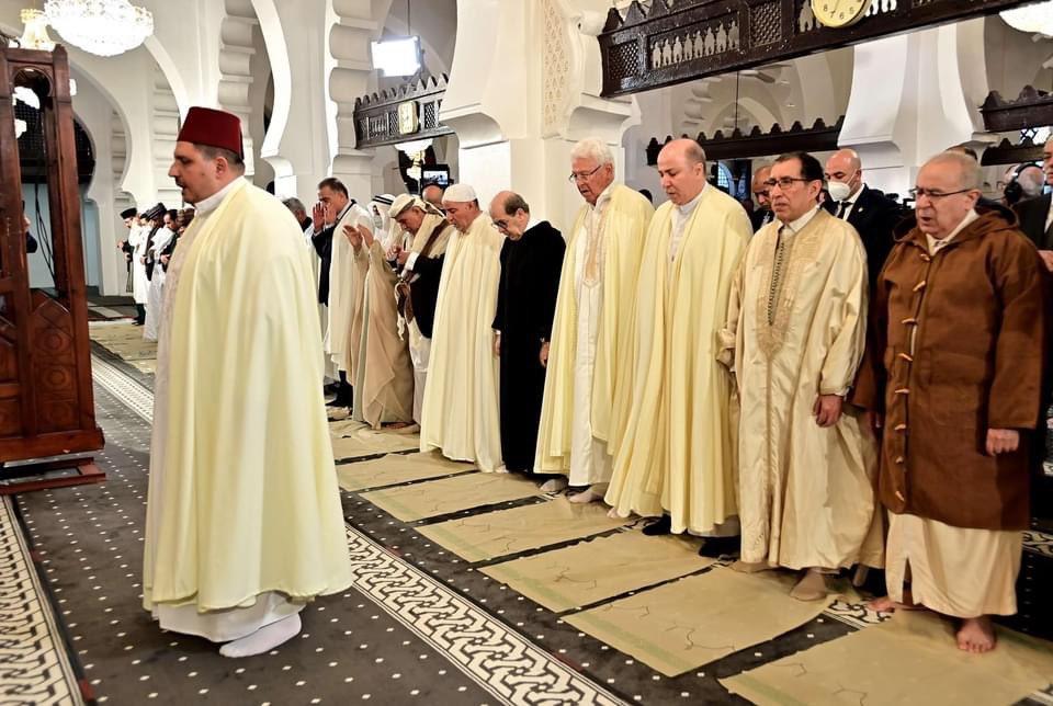 بالصور.. الوزير الأول يؤدي صلاة العيد بالجامع الكبير ودعوات للتصدي لخطاب الفتنة بالصور.. الوزير الأول يؤدي صلاة العيد بالجامع الكبير ودعوات للتصدي لخطاب الفتنة