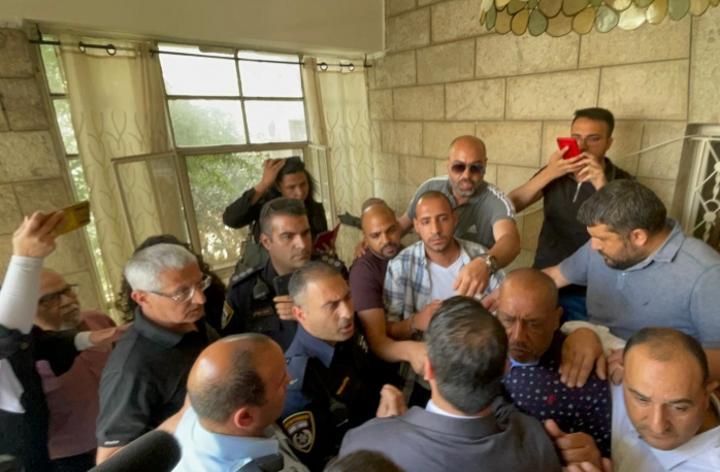 قوات الاحتلال تقتحم منزل الشهيدة شيرين أبو عاقلة قوات الاحتلال تقتحم منزل الشهيدة شيرين أبو عاقلة