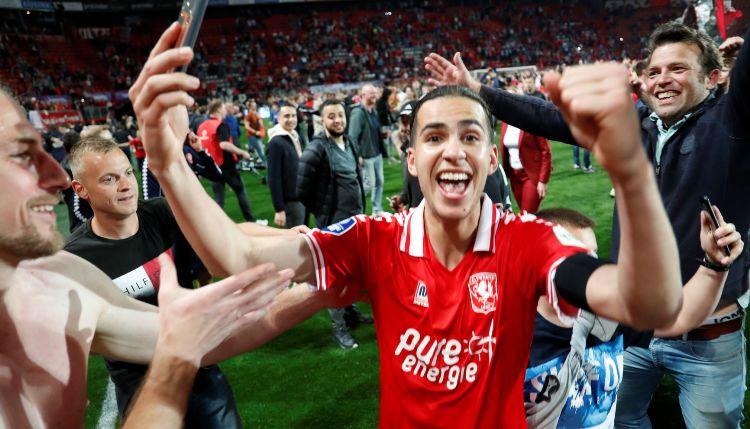 بِالفيديو: زروقي يحتفل مع أنصار تفينتي بِنيل التأشيرة الأوروبية بِالفيديو: زروقي يحتفل مع أنصار تفينتي بِنيل التأشيرة الأوروبية