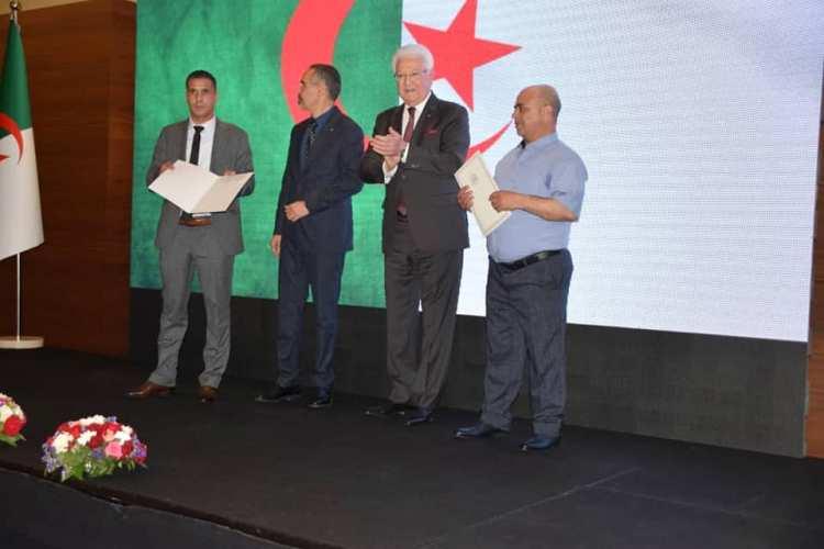 حافلة و3 ملايير من الرئيس تبون إلى فريقَي خنشلة والبيض حافلة و3 ملايير من الرئيس تبون إلى فريقَي خنشلة والبيض