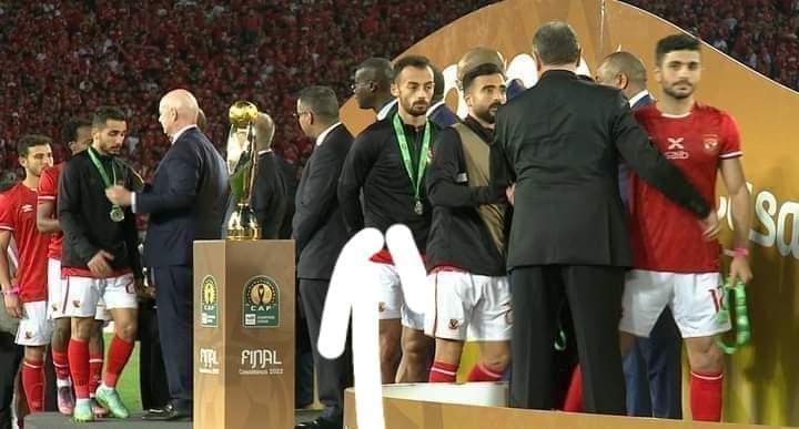 بالفيديو.. لاعبو الأهلي يحتجّون على “الفيفا” و”الكاف” برمي ميداليات رابطة الأبطال بالفيديو.. لاعبو الأهلي يحتجّون على “الفيفا” و”الكاف” برمي ميداليات رابطة الأبطال