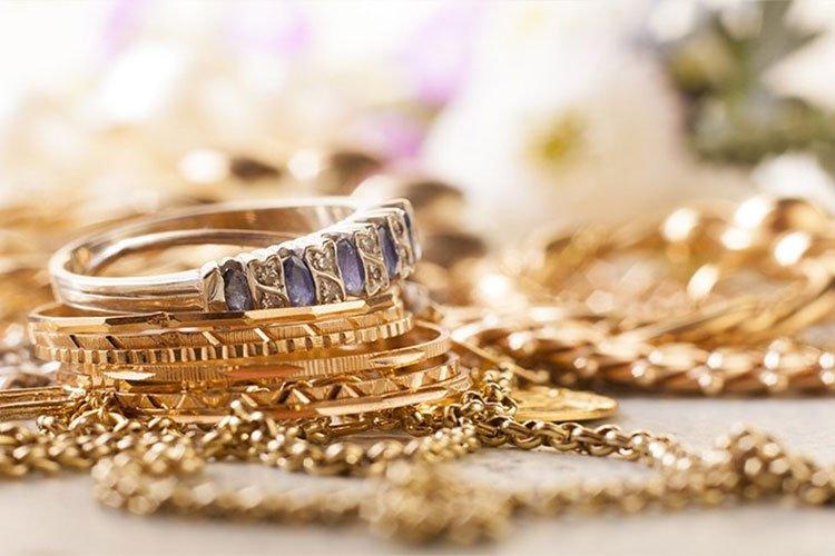 لصوص يسرقون مجوهرات وسيارة من منزل مغترب! لصوص يسرقون مجوهرات وسيارة من منزل مغترب!