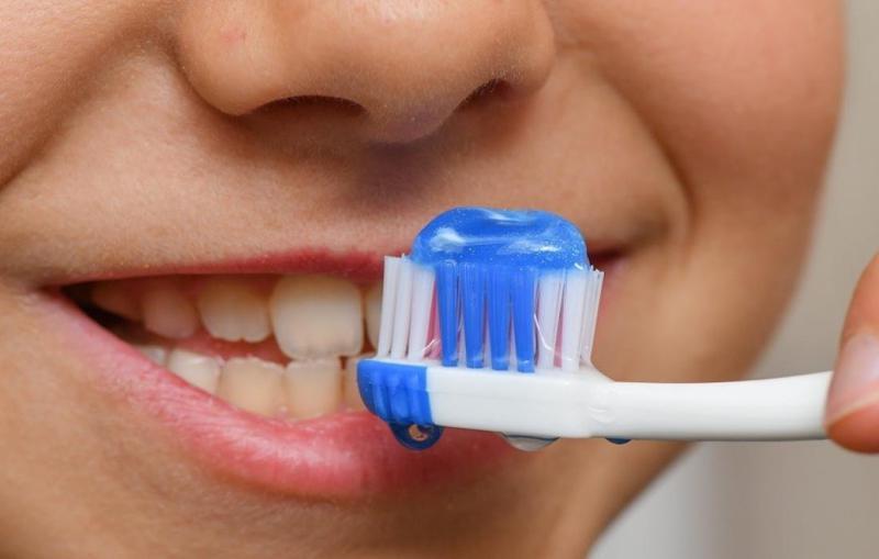 تنظيف الأسنان في وقت معين من اليوم عامل 