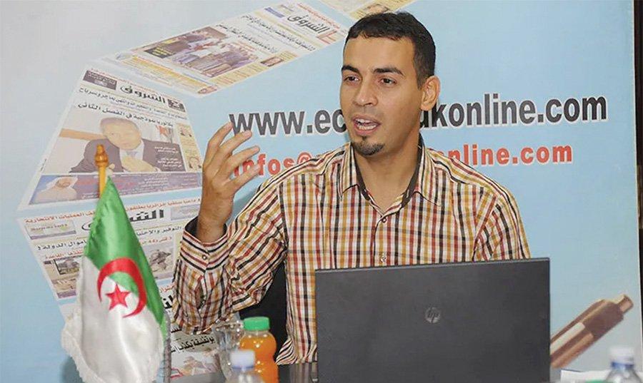 سلطات الجزائر تتمسك باعتقال صحافي قبل محاكمته بسبب تقريره عن التمور