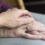 سيدة تلتقي بابنتها بعد 45 عاما من تغيبها سيدة تلتقي بابنتها بعد 45 عاما من تغيبها