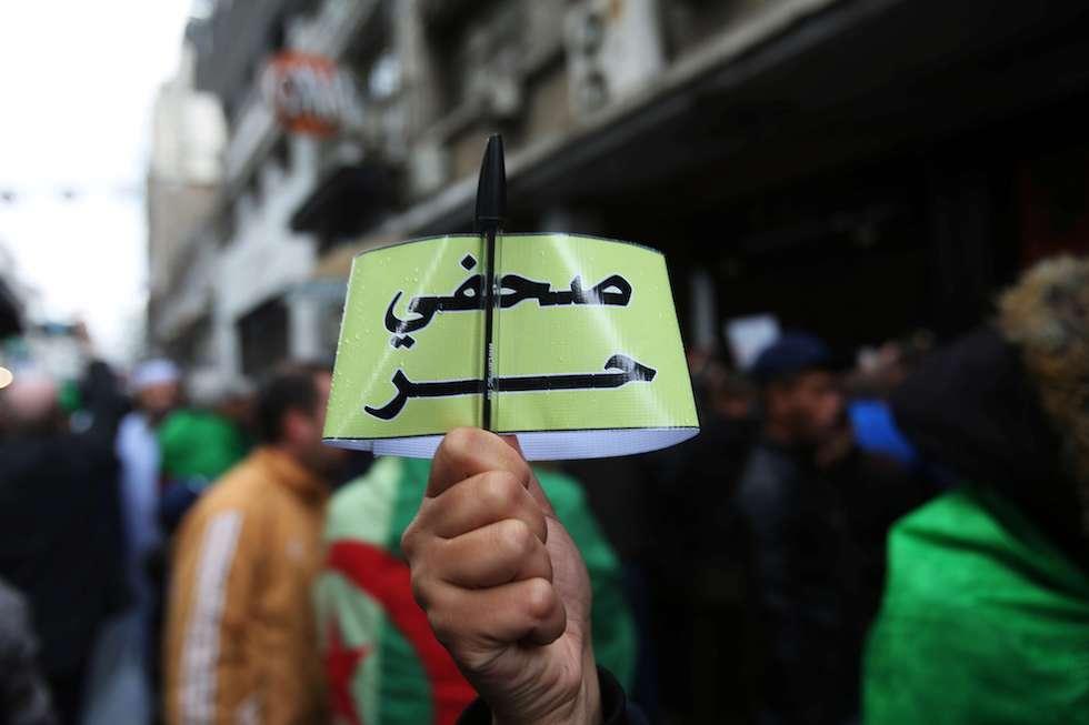 مشروع قانون الإعلام الجديد في الجزائر؛ تشدد في منع التمويل الخارجي وغرامات مالية على الصحافيين المخالفين مشروع قانون الإعلام الجديد في الجزائر؛ تشدد في منع التمويل الخارجي وغرامات مالية على الصحافيين المخالفين