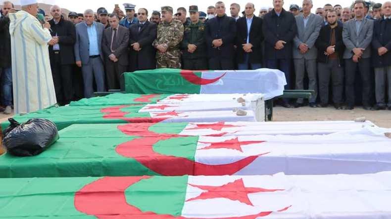 تشييع جثامين ضحايا حادث انقلاب حافلة نقل المسافرين بالمسيلة تشييع جثامين ضحايا حادث انقلاب حافلة نقل المسافرين بالمسيلة