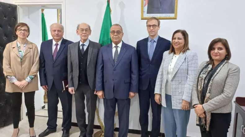 تعاون جزائري روسي لإنتاج الأدوية المضادة للسرطان تعاون جزائري روسي لإنتاج الأدوية المضادة للسرطان