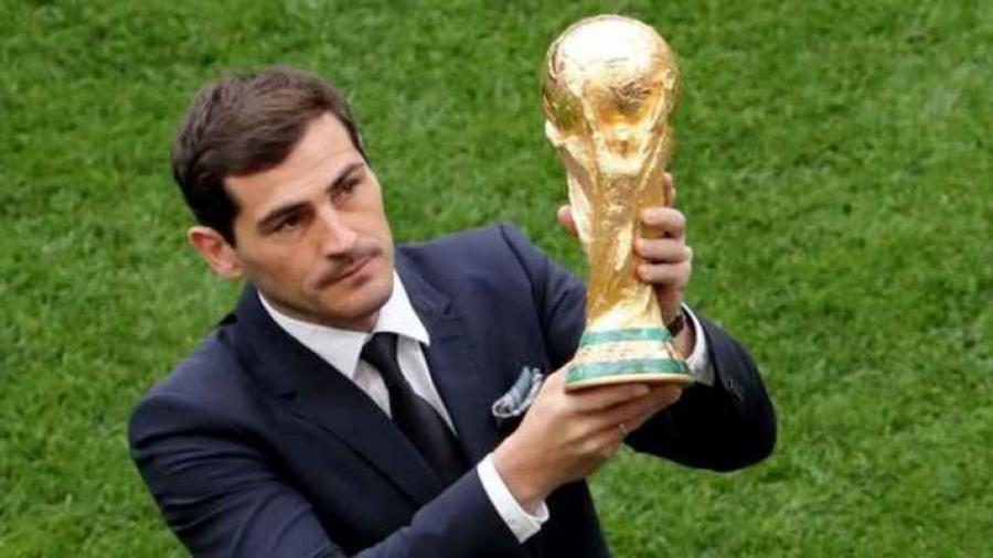 اختيار ''كاسياس'' لحمل كأس العالم قبل انطلاق النهائي اختيار ''كاسياس'' لحمل كأس العالم قبل انطلاق النهائي