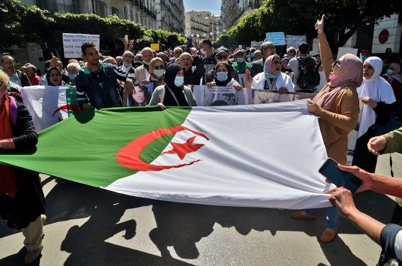 باحثة: نتجه نحو نظام جزائري أكثر سلطوية؛ والجزائريون ما عادوا يريدون مقايضة الغاز والنفط بالسكن والأجور باحثة: نتجه نحو نظام جزائري أكثر سلطوية؛ والجزائريون ما عادوا يريدون مقايضة الغاز والنفط بالسكن والأجور