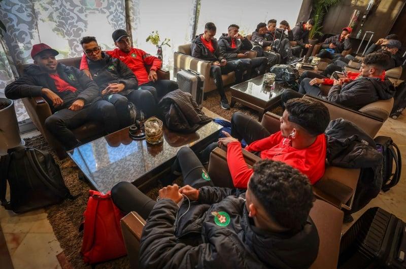 لاعبو المنتخب المغربي المحليون يعودون أدراجهم من مطار الرباط بعد رفض الجزائر الترخيص لهم برحلة مباشرة لاعبو المنتخب المغربي المحليون يعودون أدراجهم من مطار الرباط بعد رفض الجزائر الترخيص لهم برحلة مباشرة