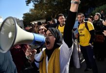 غضب الجزائريين يتزايد ضد قوانين تكبيل الإضرابات غضب الجزائريين يتزايد ضد قوانين تكبيل الإضرابات