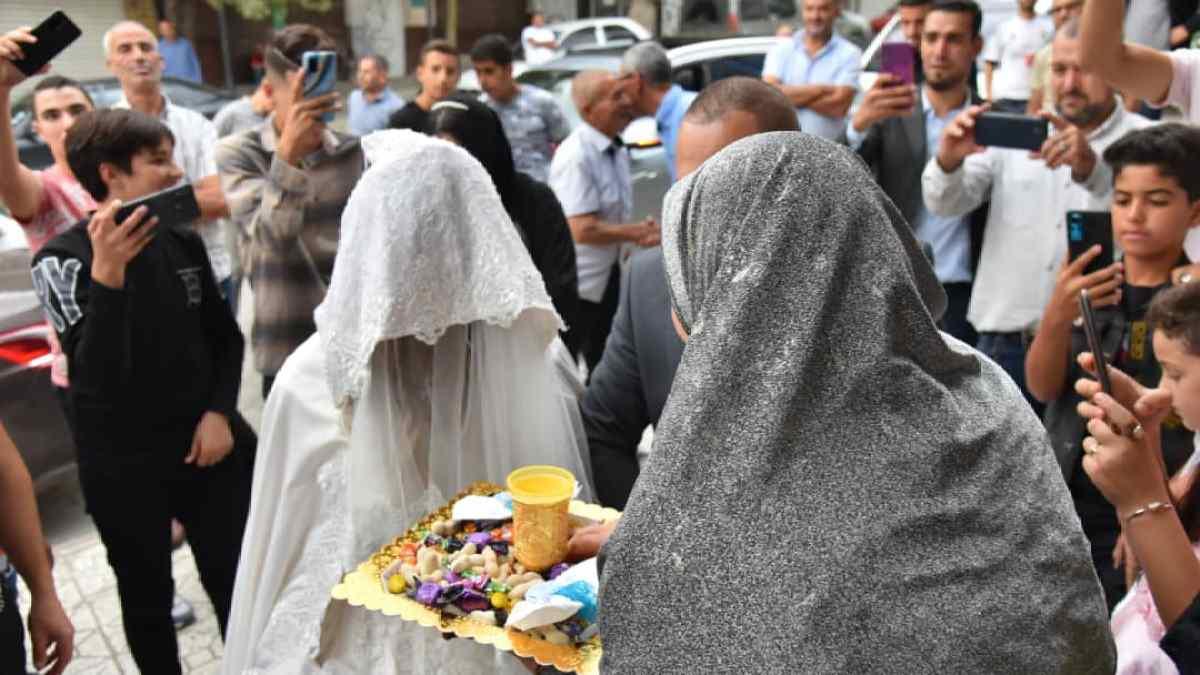 أغربها ضرب العريس واختطاف العروس.. عادات فريدة للزواج في الجزائر أغربها ضرب العريس واختطاف العروس.. عادات فريدة للزواج في الجزائر