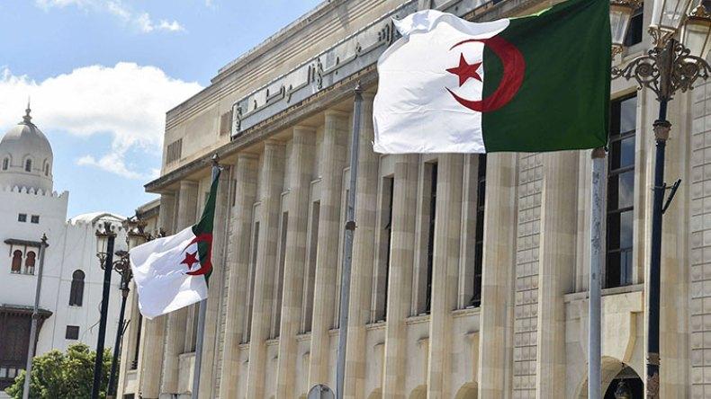 النقابي حرُ في ممارسة السياسة بعيدا عن المناصب القيادية النقابي حرُ في ممارسة السياسة بعيدا عن المناصب القيادية