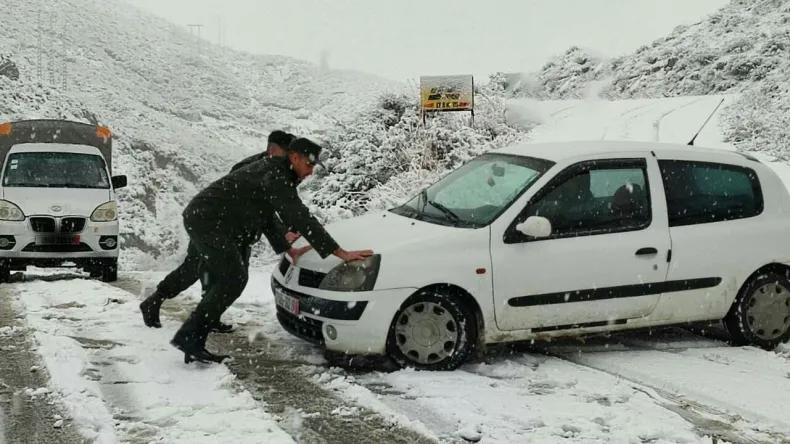 الدرك: 7 طرق وطنية وولائية مقطوعة بسبب الثلوج الدرك: 7 طرق وطنية وولائية مقطوعة بسبب الثلوج