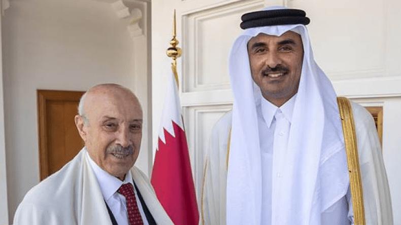 أمير قطر يمنح وساما شرفيا للسفير الجزائري أمير قطر يمنح وساما شرفيا للسفير الجزائري