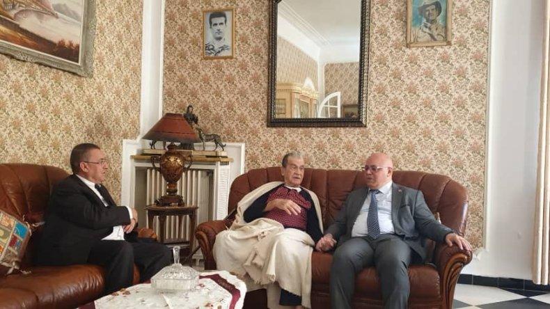 وزيران في بيت المجاهد يوسف الخطيب وزيران في بيت المجاهد يوسف الخطيب