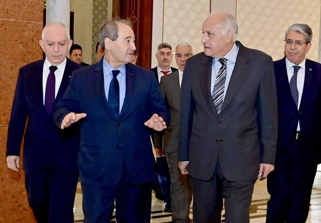 وزير خارجية النظام السوري يصل إلى الجزائر حاملاً رسالة من الأسد لتبون وزير خارجية النظام السوري يصل إلى الجزائر حاملاً رسالة من الأسد لتبون