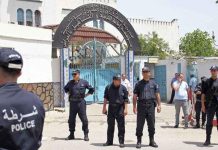 فيديو صادم لاغتيال مقاول جزائري وهو يهم بدخول بيته فيديو صادم لاغتيال مقاول جزائري وهو يهم بدخول بيته