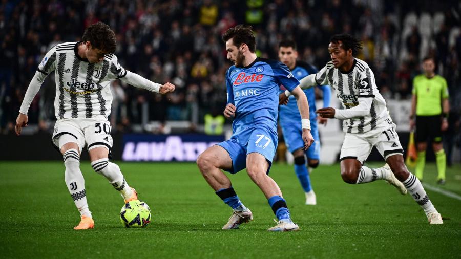 نابولي يقترب من لقب الدوري الإيطالي بفوزه على جوفنتوس نابولي يقترب من لقب الدوري الإيطالي بفوزه على جوفنتوس