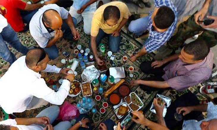 عيد الفطر يقسم الليبيين… كذب صاحب 100 مليون جزائري ولو صدق… حكيمي حماية الثروة بالحضن عيد الفطر يقسم الليبيين… كذب صاحب 100 مليون جزائري ولو صدق… حكيمي حماية الثروة بالحضن
