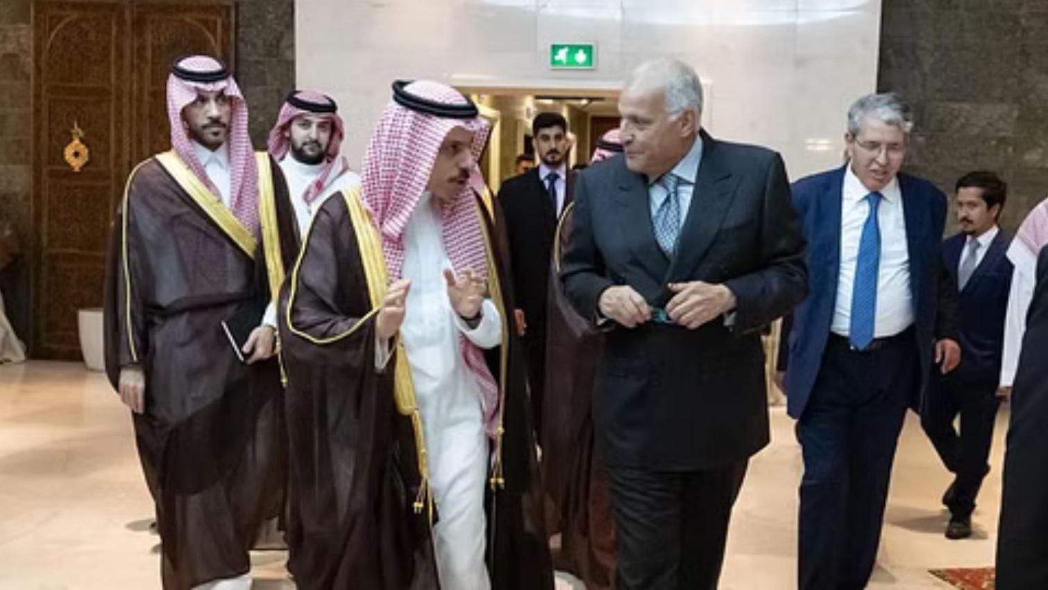 وزير الخارجية السعودي يصل الجزائر لدعوة رئيسها لحضور القمة العربية في الرياض وزير الخارجية السعودي يصل الجزائر لدعوة رئيسها لحضور القمة العربية في الرياض