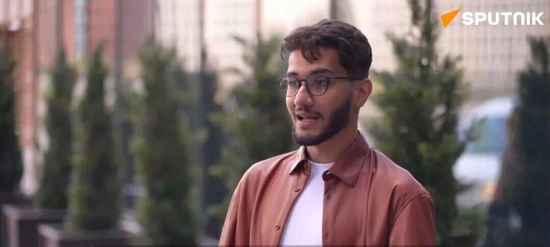 موسيقي وطبيب جزائري يغني في موسيقي وطبيب جزائري يغني في