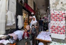 الغلاء ينحدر بالطبقة الوسطى نحو “الفقر” الغلاء ينحدر بالطبقة الوسطى نحو "الفقر"