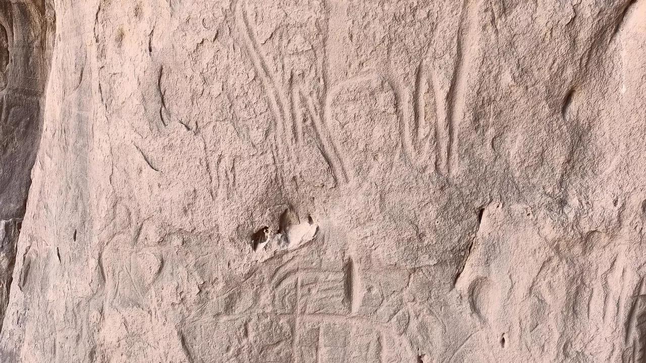 علماء آثار يكتشفون منحوتات صخرية في شبه الجزيرة العربية عمرها 8000 عام علماء آثار يكتشفون منحوتات صخرية في شبه الجزيرة العربية عمرها 8000 عام