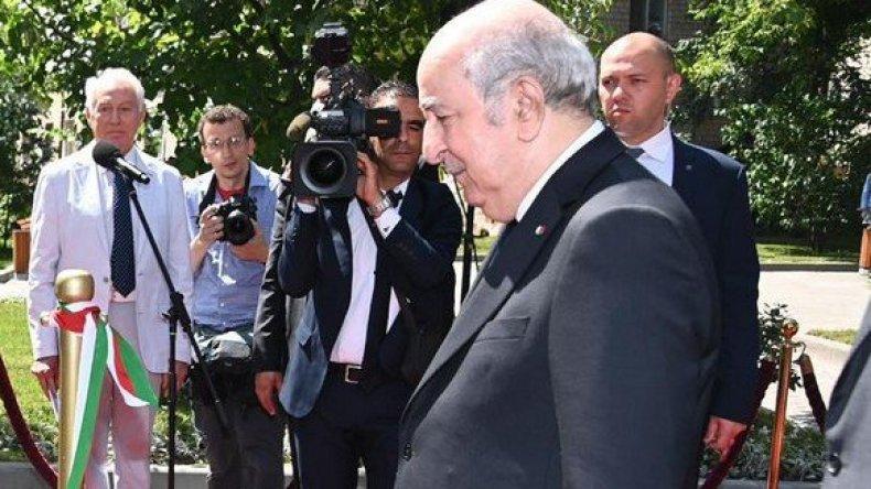 الرئيس تبون يضع إكليلا من الزهور على نصب الجندي المجهول بموسكو الرئيس تبون يضع إكليلا من الزهور على نصب الجندي المجهول بموسكو