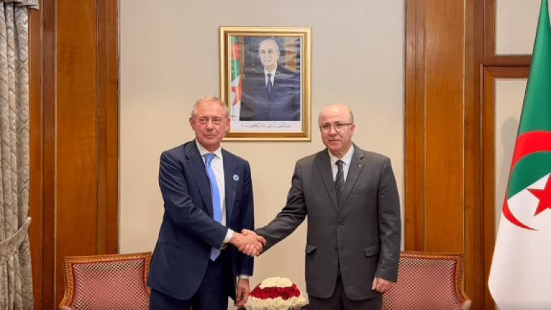 بن عبد الرحمان يستقبل الوزير الإيطالي لـ”المشروعات وصُنع في إيطاليا” بن عبد الرحمان يستقبل الوزير الإيطالي لـ”المشروعات وصُنع في إيطاليا”