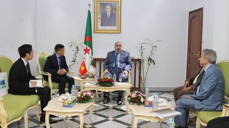 الأفالان يدعو الفيتنام إلى الاستثمار في الجزائر الأفالان يدعو الفيتنام إلى الاستثمار في الجزائر