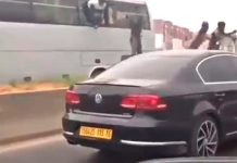 فرار جماعي لمهاجرين غير شرعيين أثناء ترحيلهم فرار جماعي لمهاجرين غير شرعيين أثناء ترحيلهم