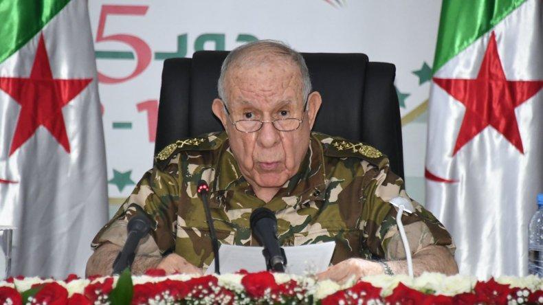 الفريق أول شنقريحة يشرف على تخرج دفعة الدراسات العليا الحربية الفريق أول شنقريحة يشرف على تخرج دفعة الدراسات العليا الحربية