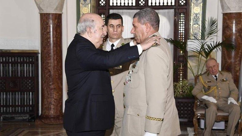 الرئيس الجزائري يقلد الرتب وأوسمة الشرف لضباط في الجيش الرئيس الجزائري يقلد الرتب وأوسمة الشرف لضباط في الجيش