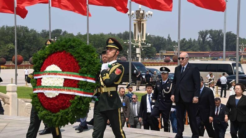 الرئيس تبون يضع باقة من الزهور في نصب أبطال الشعب الصيني الرئيس تبون يضع باقة من الزهور في نصب أبطال الشعب الصيني
