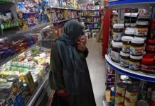 عودة دفاتر الديون.. الغلاء يدفع الجزائريين للاستدانة من المتاجر عودة دفاتر الديون.. الغلاء يدفع الجزائريين للاستدانة من المتاجر