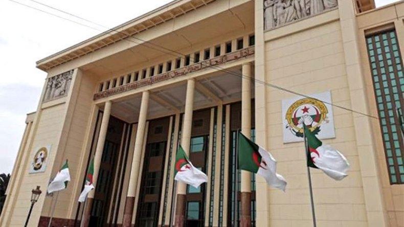 قيادة المركزية النقابية تعترف بانتشار الفساد داخل المنظمة قيادة المركزية النقابية تعترف بانتشار الفساد داخل المنظمة