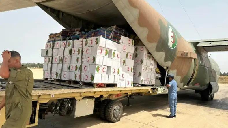 الهلال الأحمر يقدم مساعدات للمتضررين من الفيضانات في إن قزام الهلال الأحمر يقدم مساعدات للمتضررين من الفيضانات في إن قزام