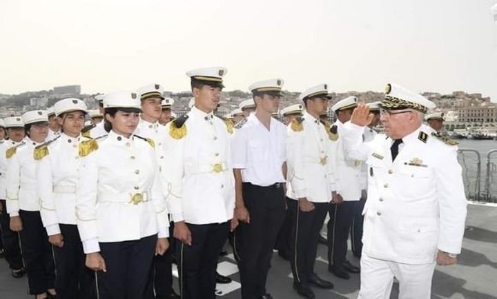 مداح يشرف على تفتيش مفرزة بحرية بالأميرالية مداح يشرف على تفتيش مفرزة بحرية بالأميرالية
