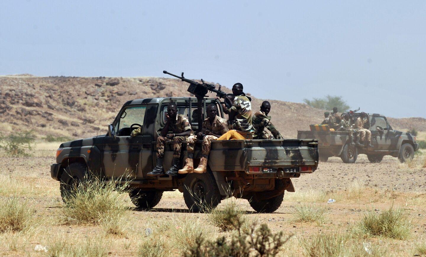 برلماني جزائري: التدخل العسكري في النيجر يهدد بزيادة نشاط تهريب الأسلحة والعمليات الإرهابية برلماني جزائري: التدخل العسكري في النيجر يهدد بزيادة نشاط تهريب الأسلحة والعمليات الإرهابية