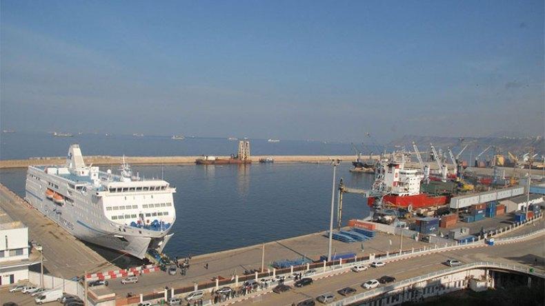 وزير النقل ينهي مهام المدير العام لميناء وهران وزير النقل ينهي مهام المدير العام لميناء وهران