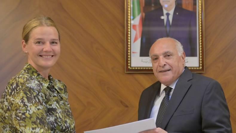 عطاف يستلم أوراق اعتماد سفراء جدد بالجزائر عطاف يستلم أوراق اعتماد سفراء جدد بالجزائر