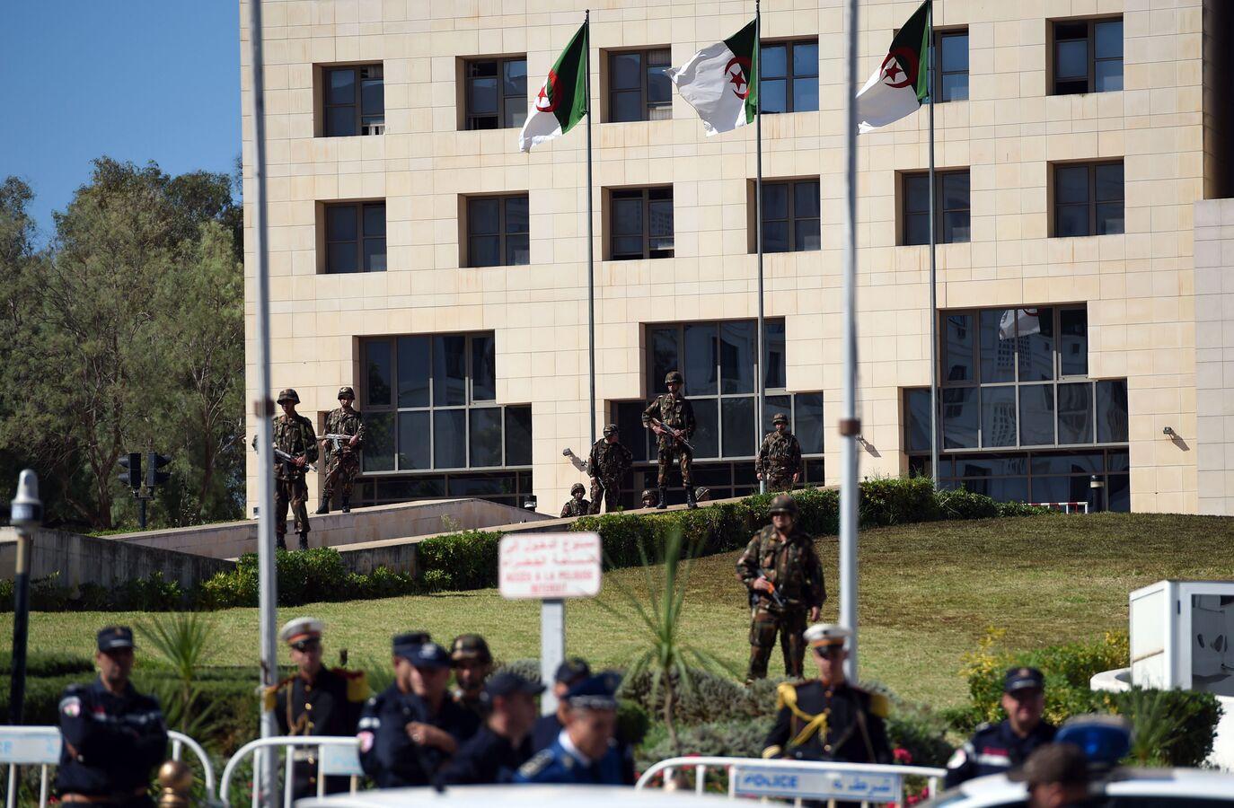 الجزائر تفتح تحقيقا حول تبديد 360 مليون دينار في الفساد مع شركات أجنبية الجزائر تفتح تحقيقا حول تبديد 360 مليون دينار في الفساد مع شركات أجنبية