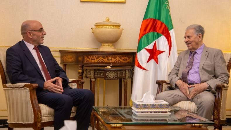 بحث سبل تعزيز التشاور السياسي بين قوجيل ورئيس “حمس” بحث سبل تعزيز التشاور السياسي بين قوجيل ورئيس “حمس”